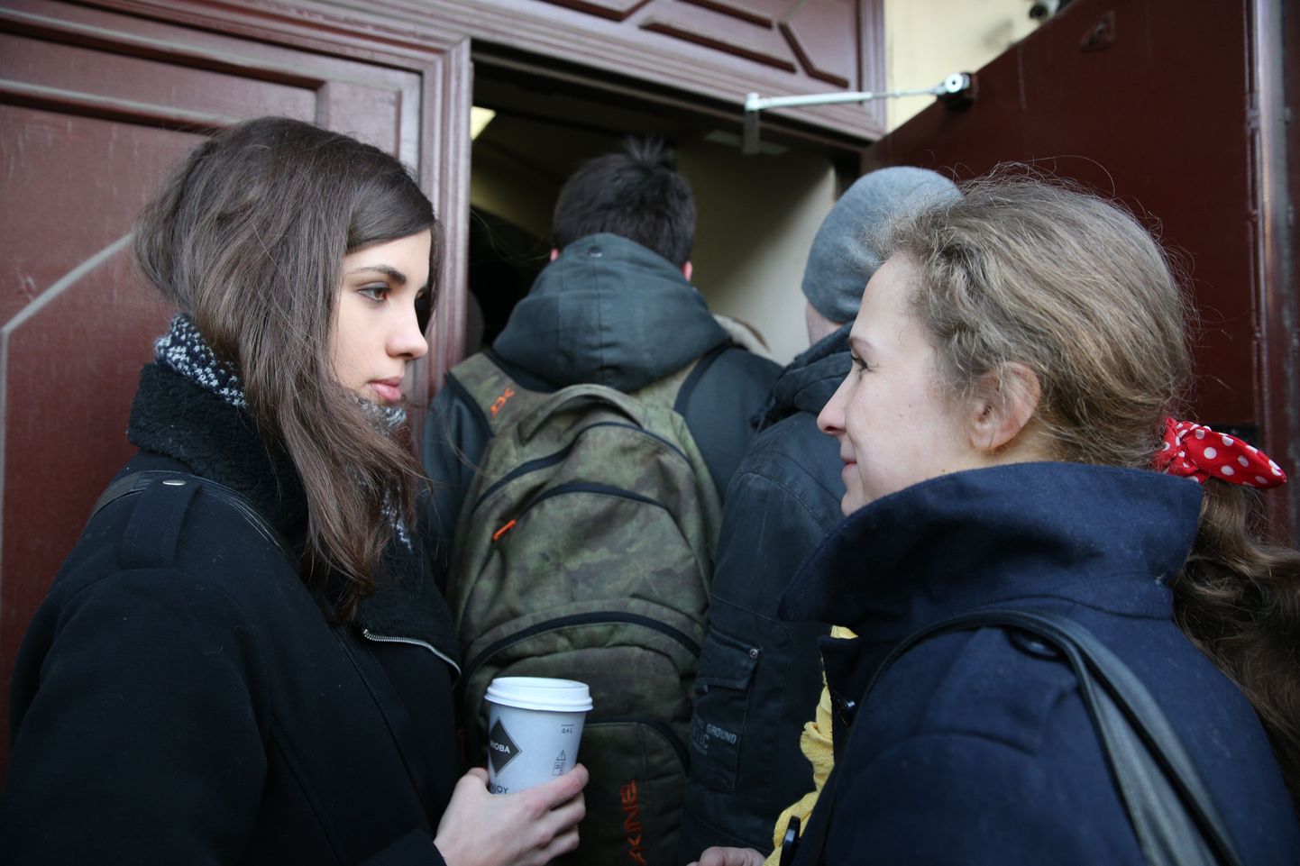 Pussy Riot liikmed Nadežda Tolokonnikova (vasakul) ja Maria Aljohhina liikusid Moskvas Aleksei Navalnõi süüdistuste arutamise ajal kohtumaja läheduses.