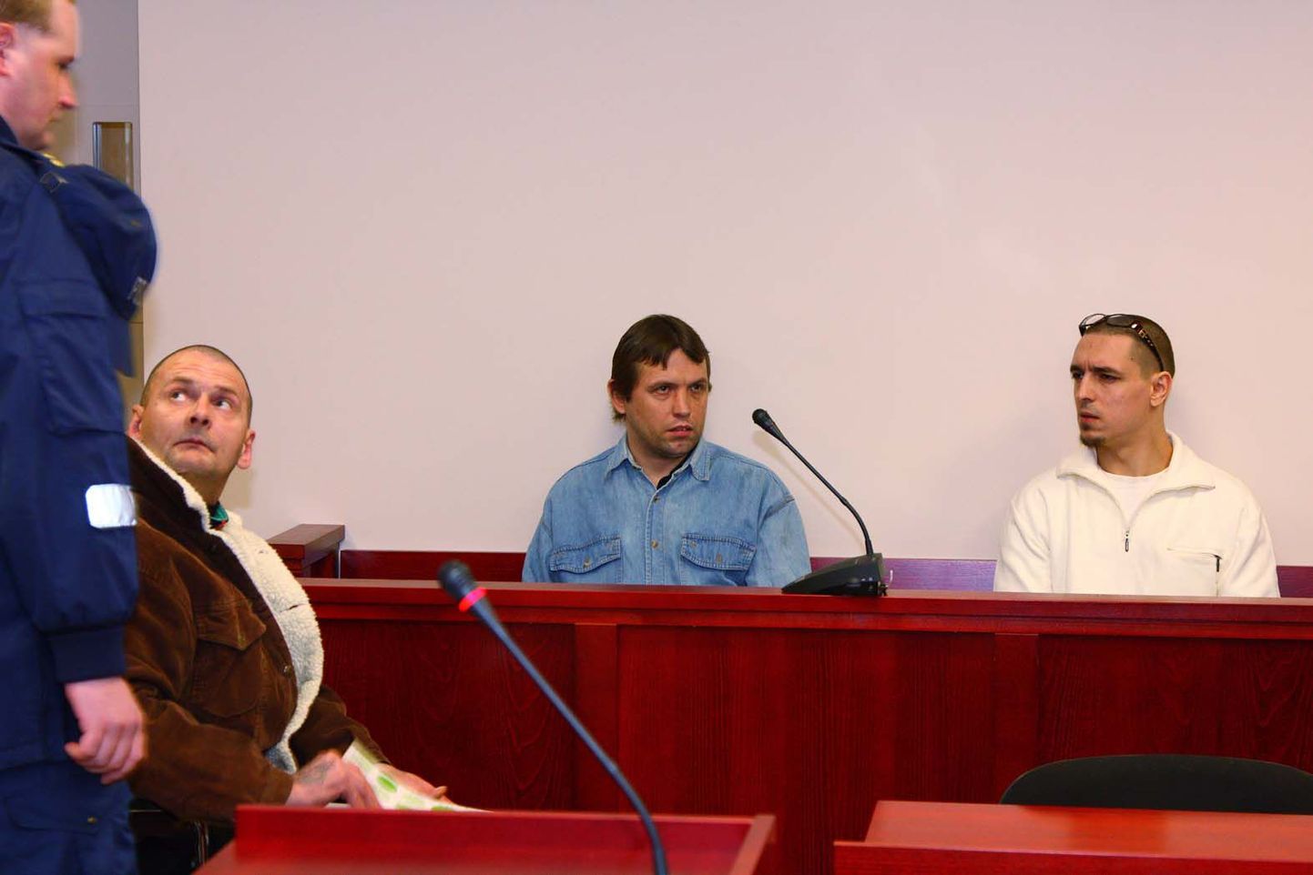 Süüdistatavad Nikolai Lebedev (vasakul), Janis Roose ja Sergei Stepanov kohtuistungil.