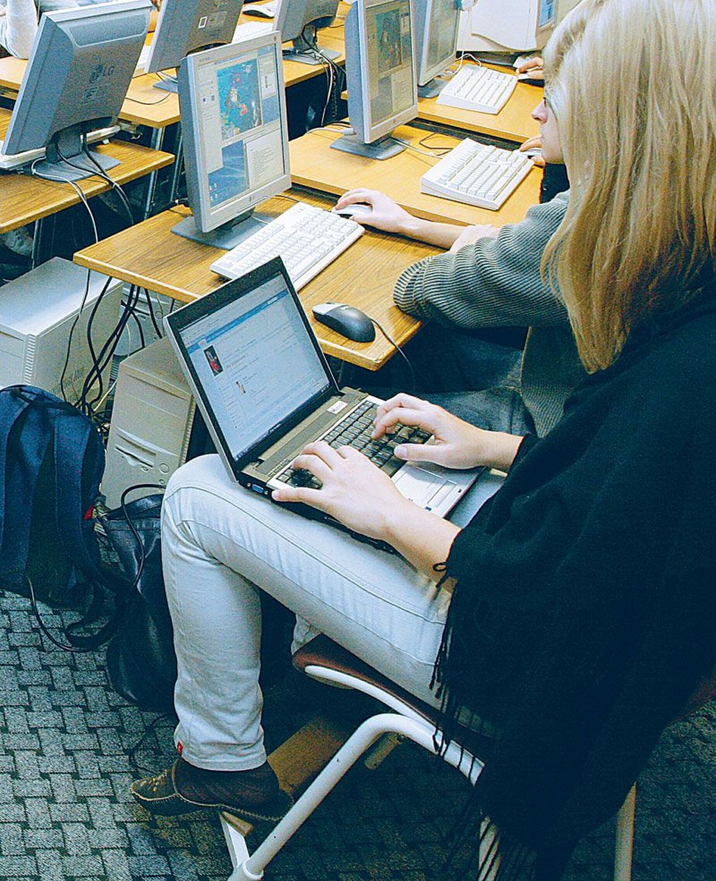 Tartu Ülikooli teadlaste tehtud uuringust selgus, et ehkki kooliõpilastele arvutite jagamisel on häid külgi, tekitab see samas probleeme nii õpilastele kui ka õpetajatele.