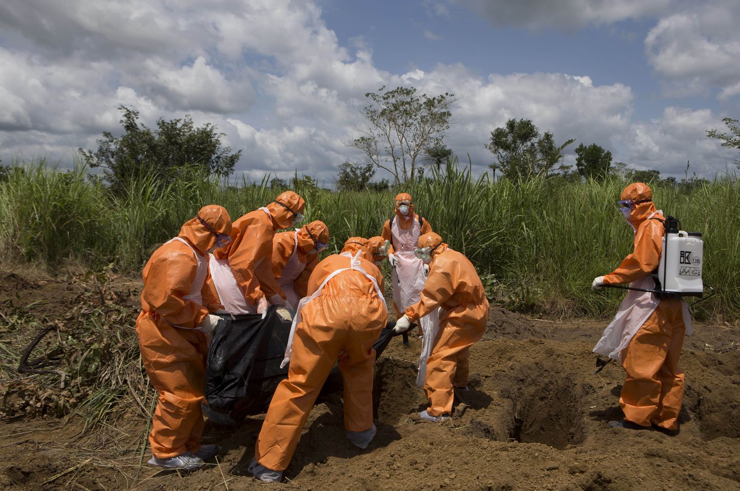 Sierra Leone elanikud Ebola-ohvrit matmas 2014. aasta septembris.