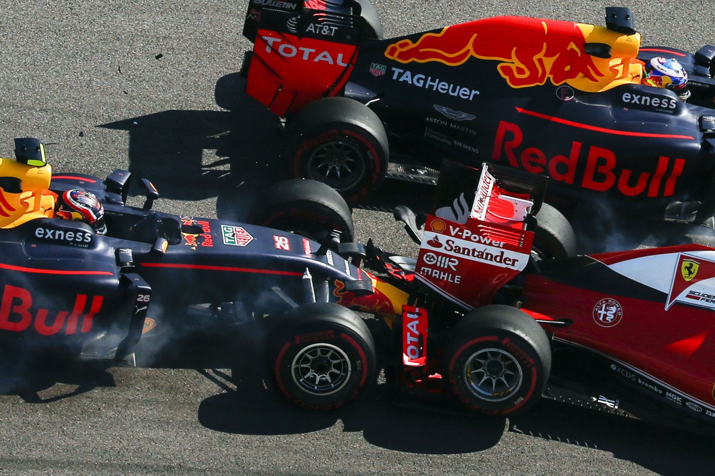 Daniil Kvjat (vasakul) sai Sebastian Vettelile otsa sõitmise eest karistada.