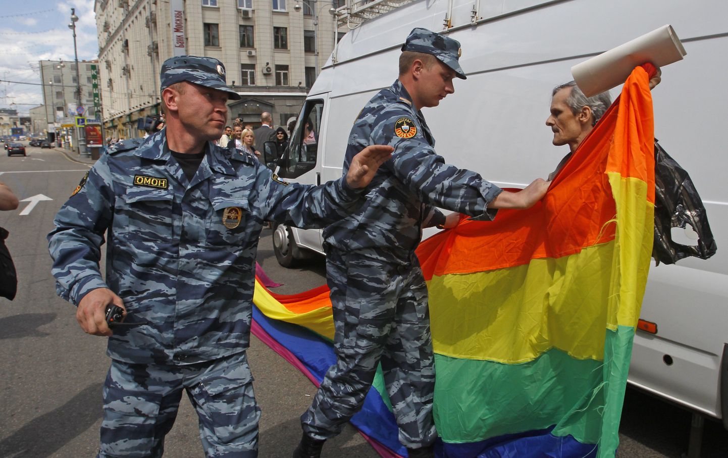 Venemaa politsei eriüksus tegelemas geiaktivistiga.