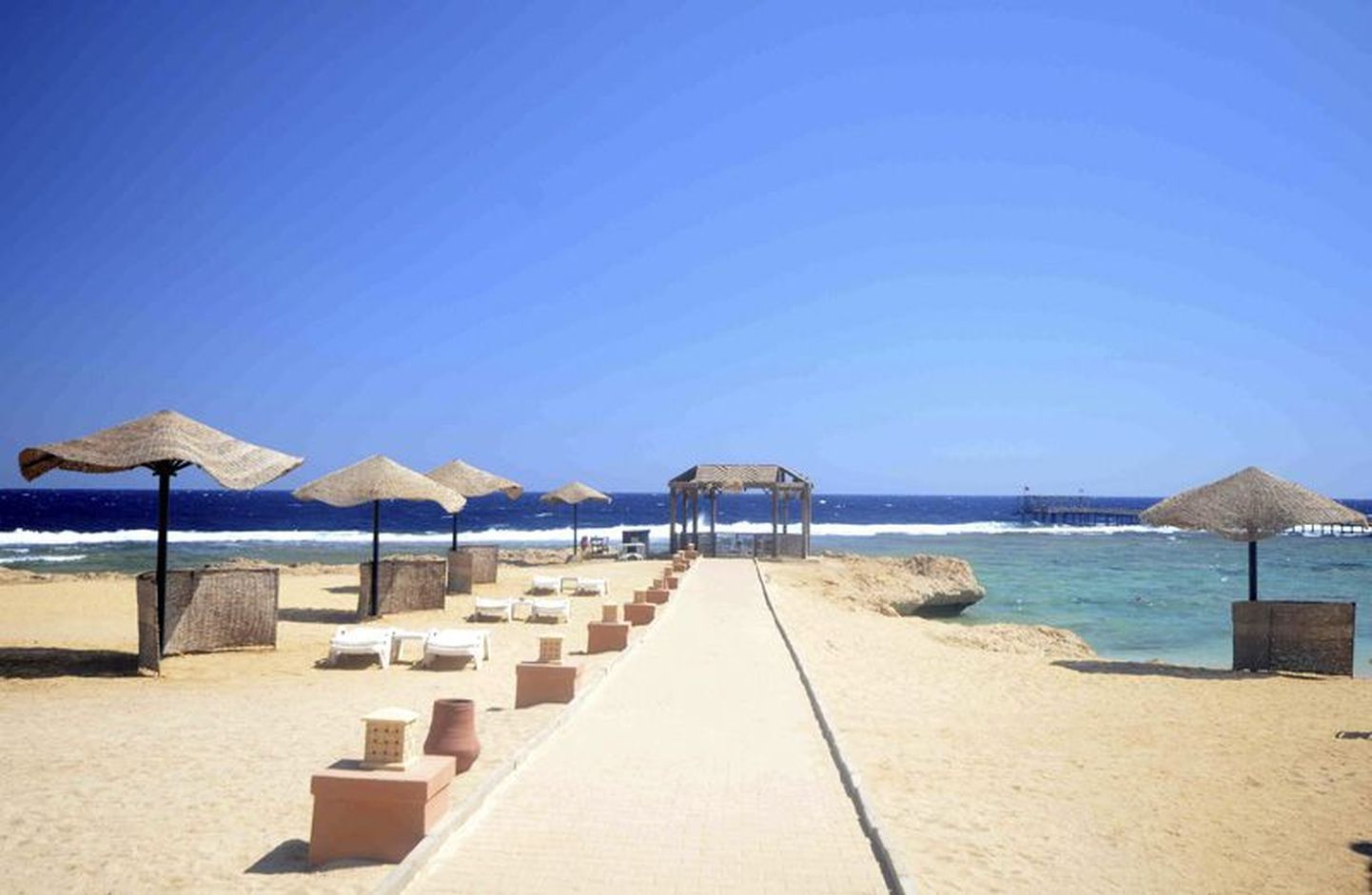 Turistid on eestlaste seas armastatud puhkusepaiga Sharm el Sheikhi peale lennukatastroofi hüljanud, küll aga võib jätkuvalt reisida teise Punase mere ääres asuvasse kuurortlinna Hurghadasse.