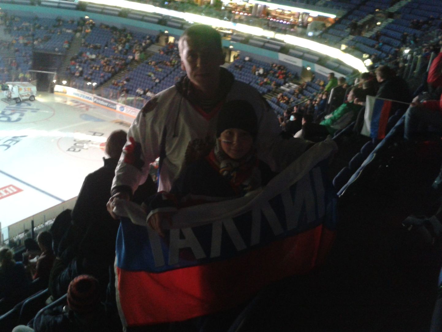 Папа с сыном приехали из Таллинна, чтобы поддержать сборную России в матче с Чехией.