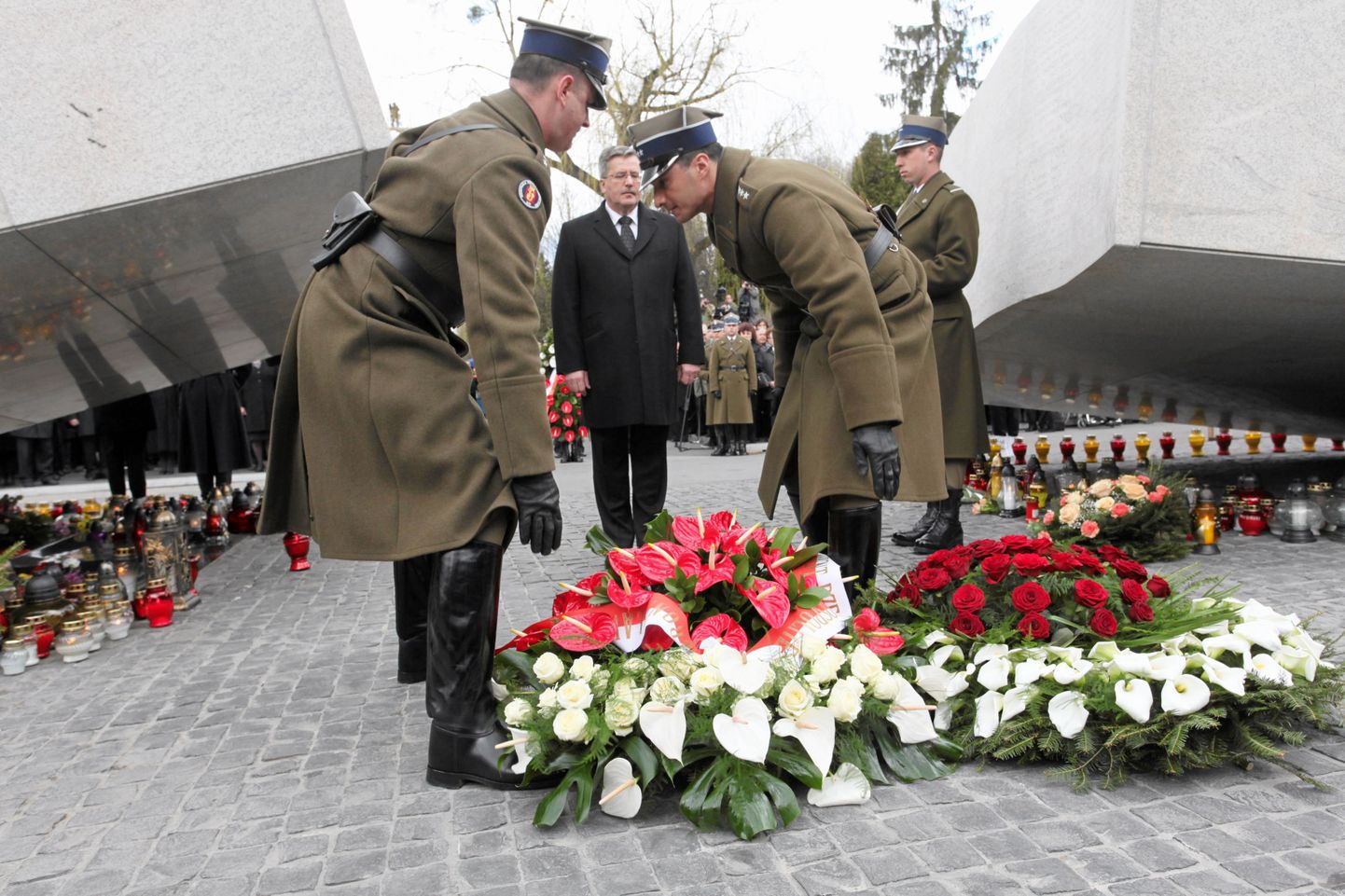 Smolenski lennukatastroofi ohvritele püstitatud mälestusmärk Varssavi Powazki kalmistul.