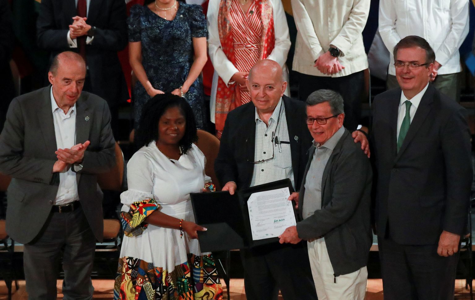 Vasakult: Colombia välisminister Álvaro Leyva, asepresident Francia Márquez, valitsuse läbirääkimisdelegatsiooni juht Otty Patiño, marksistlik-leninistliku sissirühmituse Rahvuslik Vabastusarmee (ELN) juht Pablo Beltrán ja Mehhiko välisminister Marcelo Ebrard poseerivad foto jaoks koos allkirjastatud lepinguga rahukõneluste teise vooru lõpul Mehhiko pealinnas.