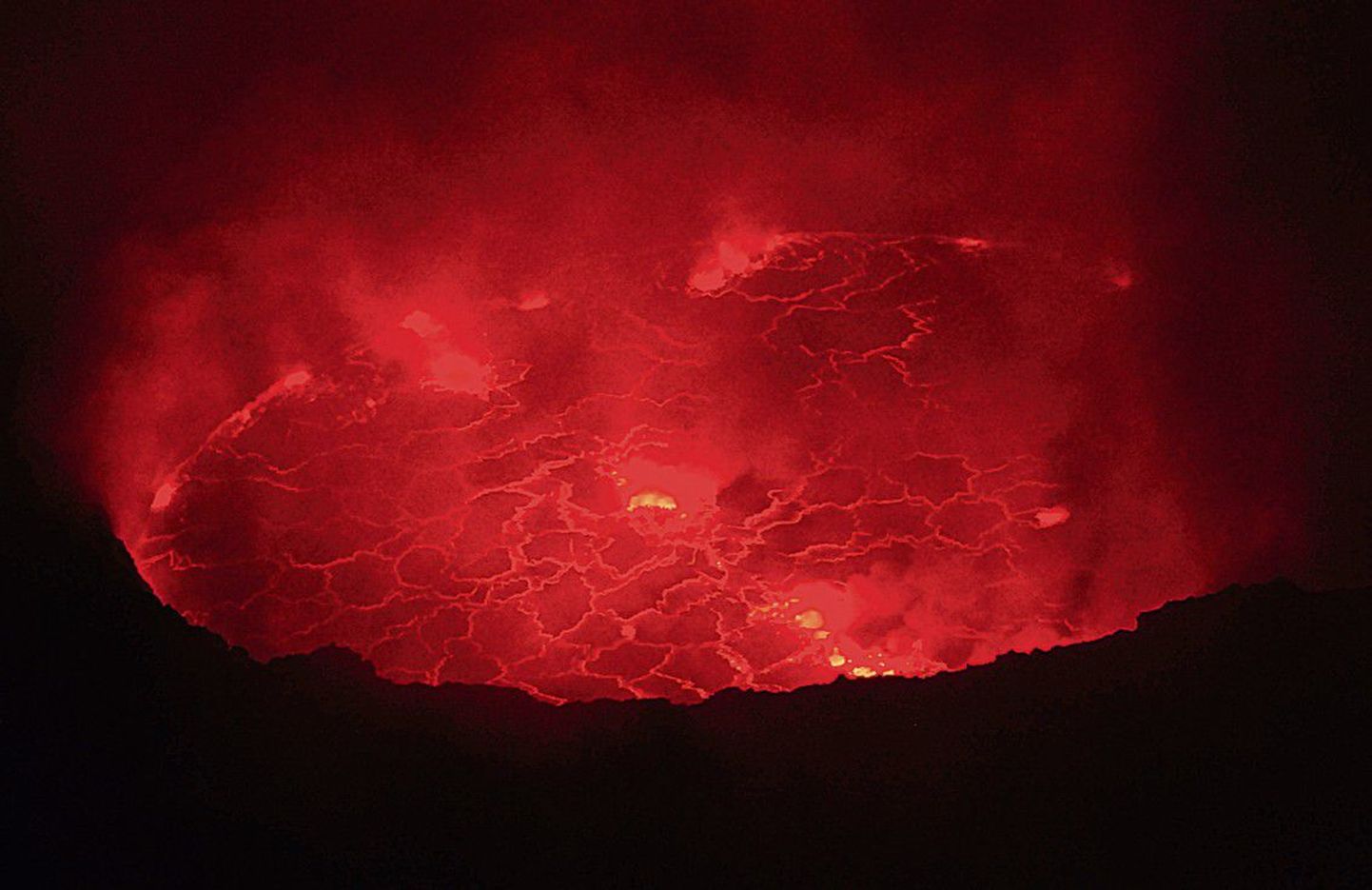 Kaunis kuma: Nyiragongo vulkaani põhjas leegitseb maailma suurim laavajärv.