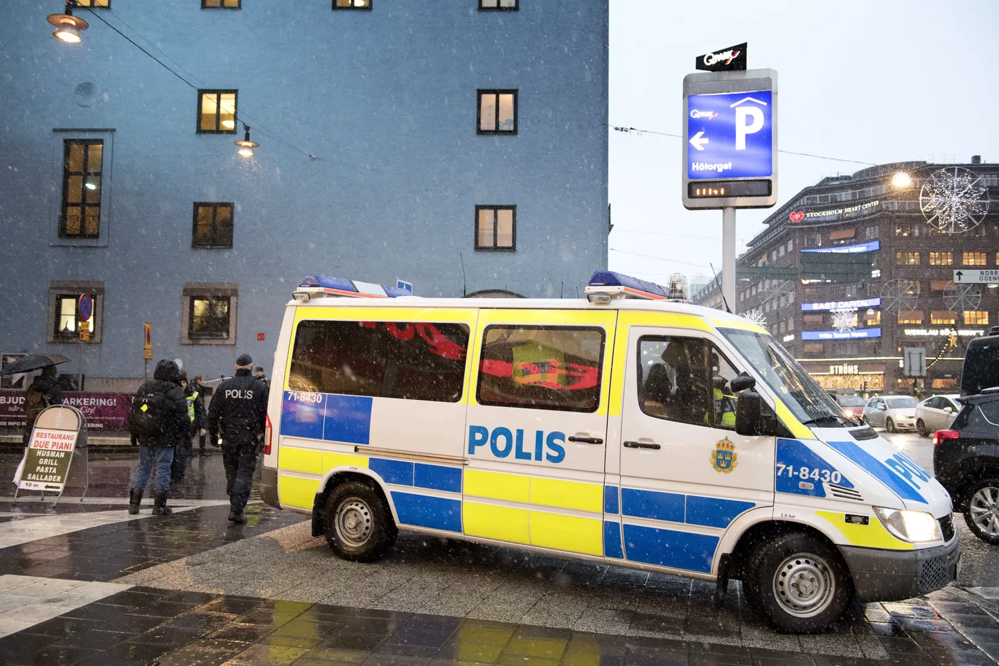 Полиция в Стокгольме.