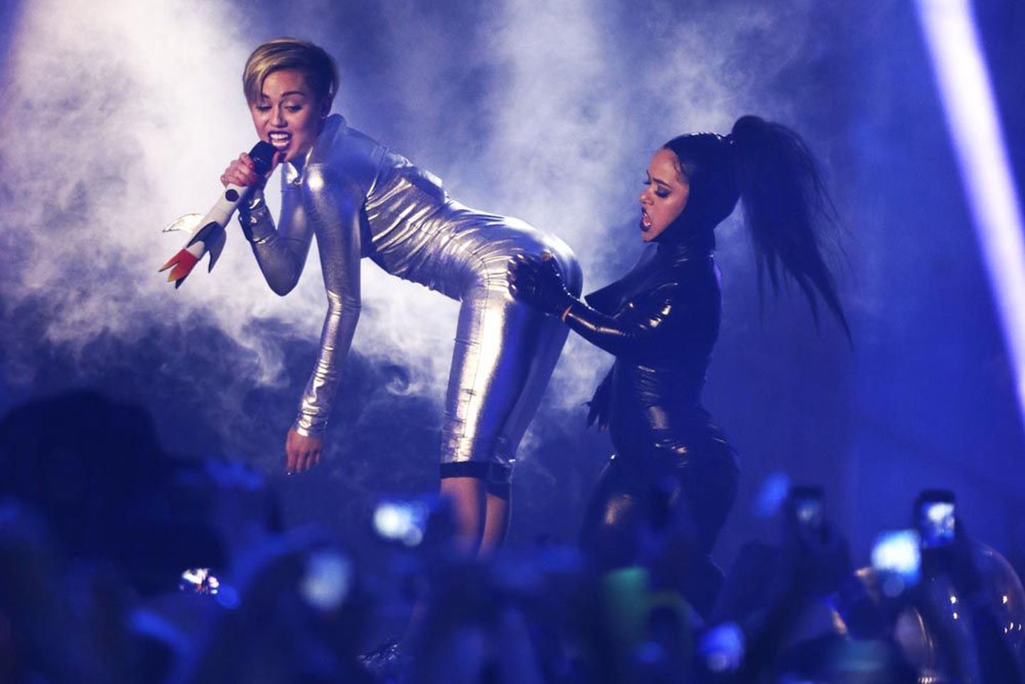 MTV Euroopa muusikaauhindade etenduse säravaim täht, popstaar Miley Cyrus tõi oma esinemisele kaasa kosmoseteema ning liibuvad kostüümid.