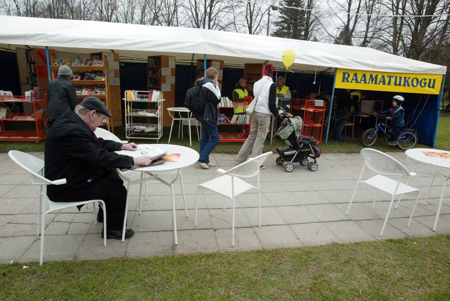 Viimastel aastatel käib kirjandusfestivaliga Prima Vista kaasas ka pargiraamatukogu Tartu kesklinnas, kus saab nii ajalehti lugeda kui ka raamatuid laenutada.