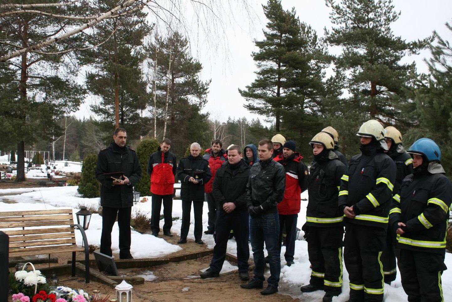 Kolleegid ja lähedased meenutasid aasta tagasi Sindi paisul päästeoperatsioonil hukkunud Pärnu päästekomando päästjat Aleksandr Jakovlevi.