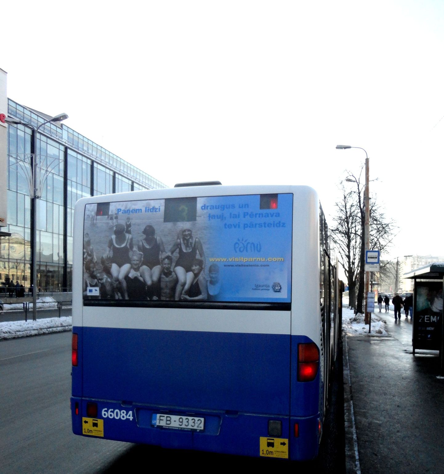 Pärnut tutvustav reklaam Riia linnabussidel.