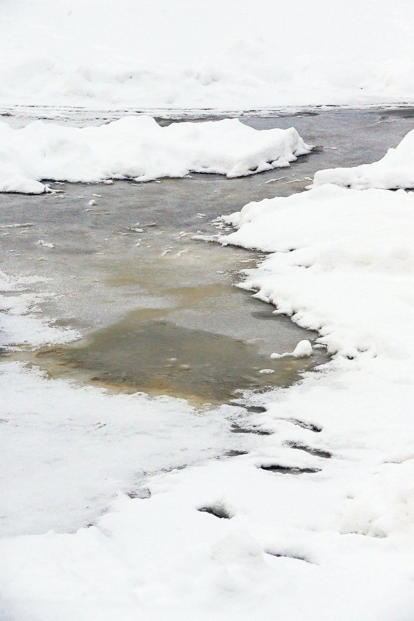 Jõejää on kohati kaetud veega.