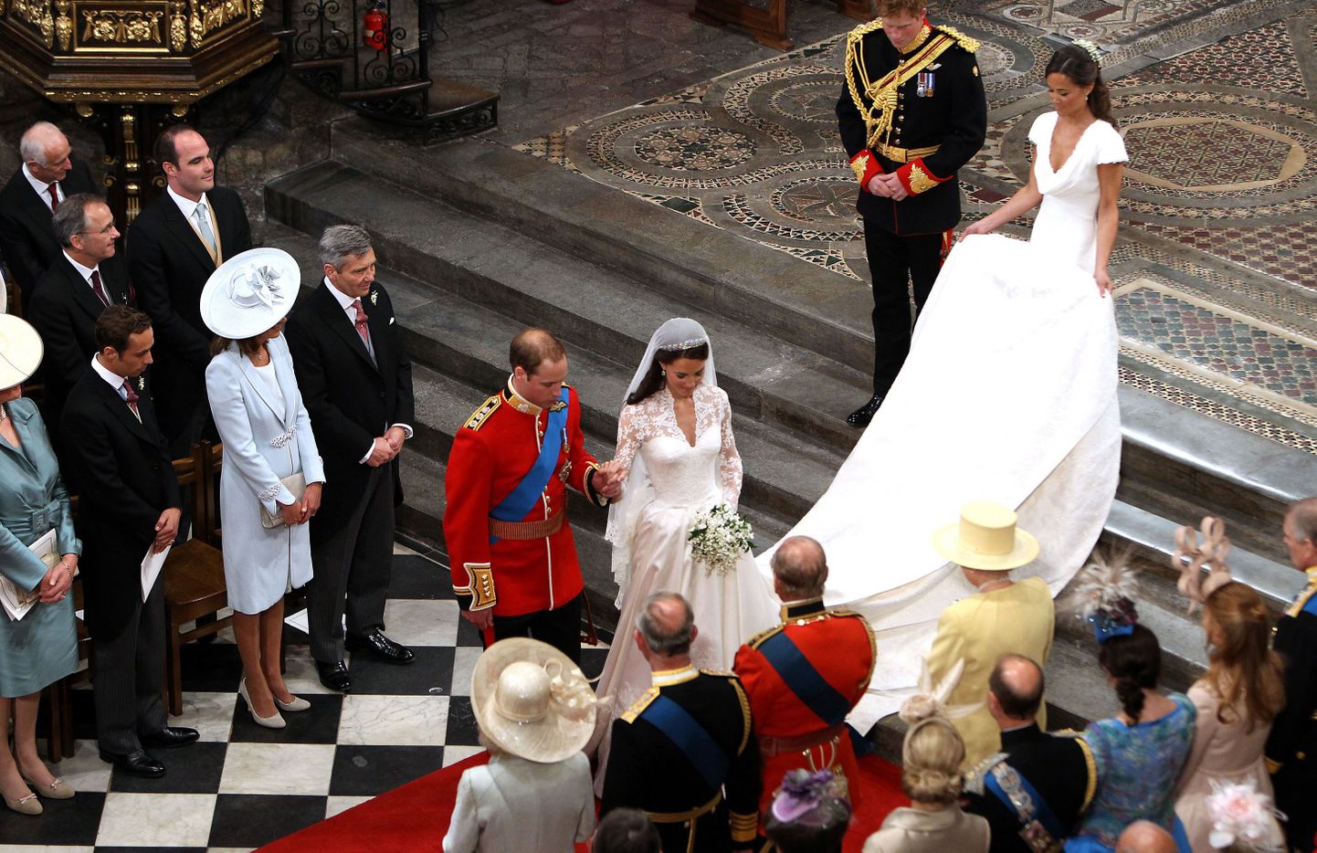 Prints William ja ta abikaasa Cambridge`i hertsoginna kuniganna Elizabeth II ja ja prints Phillipi ees kummardamas