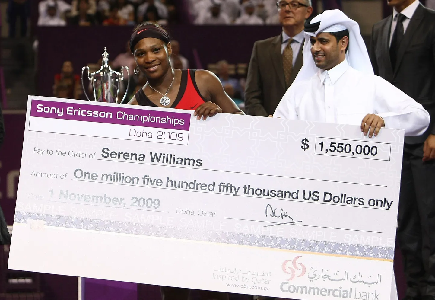 Serena Williams aastalõputurniiri võidutšekiga.