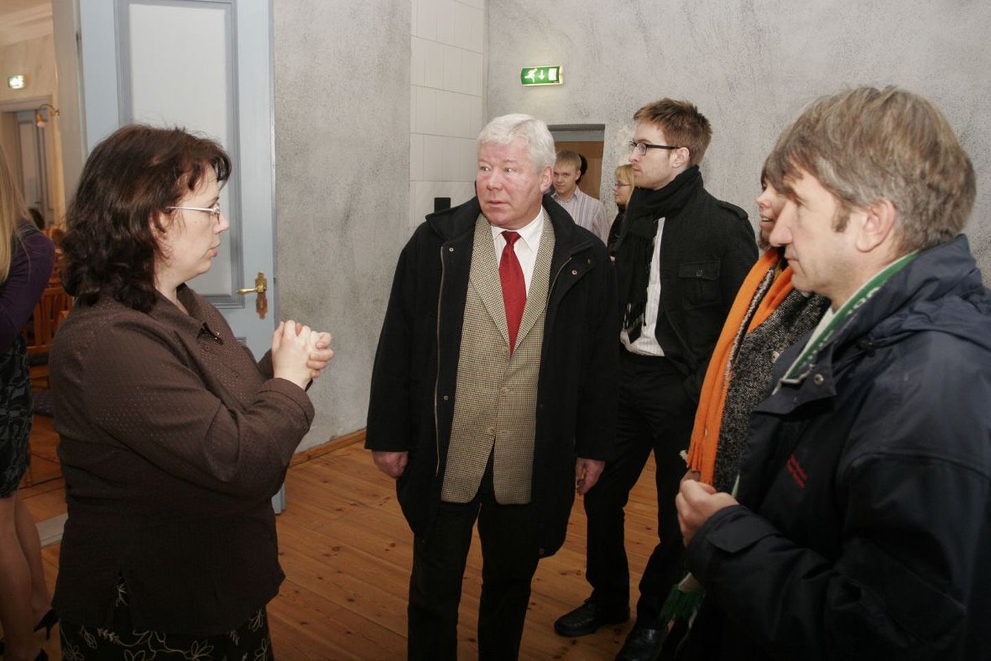 Tammsaare muuseumi Vargamäe juhataja Aune Suve (vasakul) tutvustab Albu mõisat Norra suursaadikule Stein Vegan Hagenile (keskel), kes kiitis vana puithoone kaunist väljanägemist.
