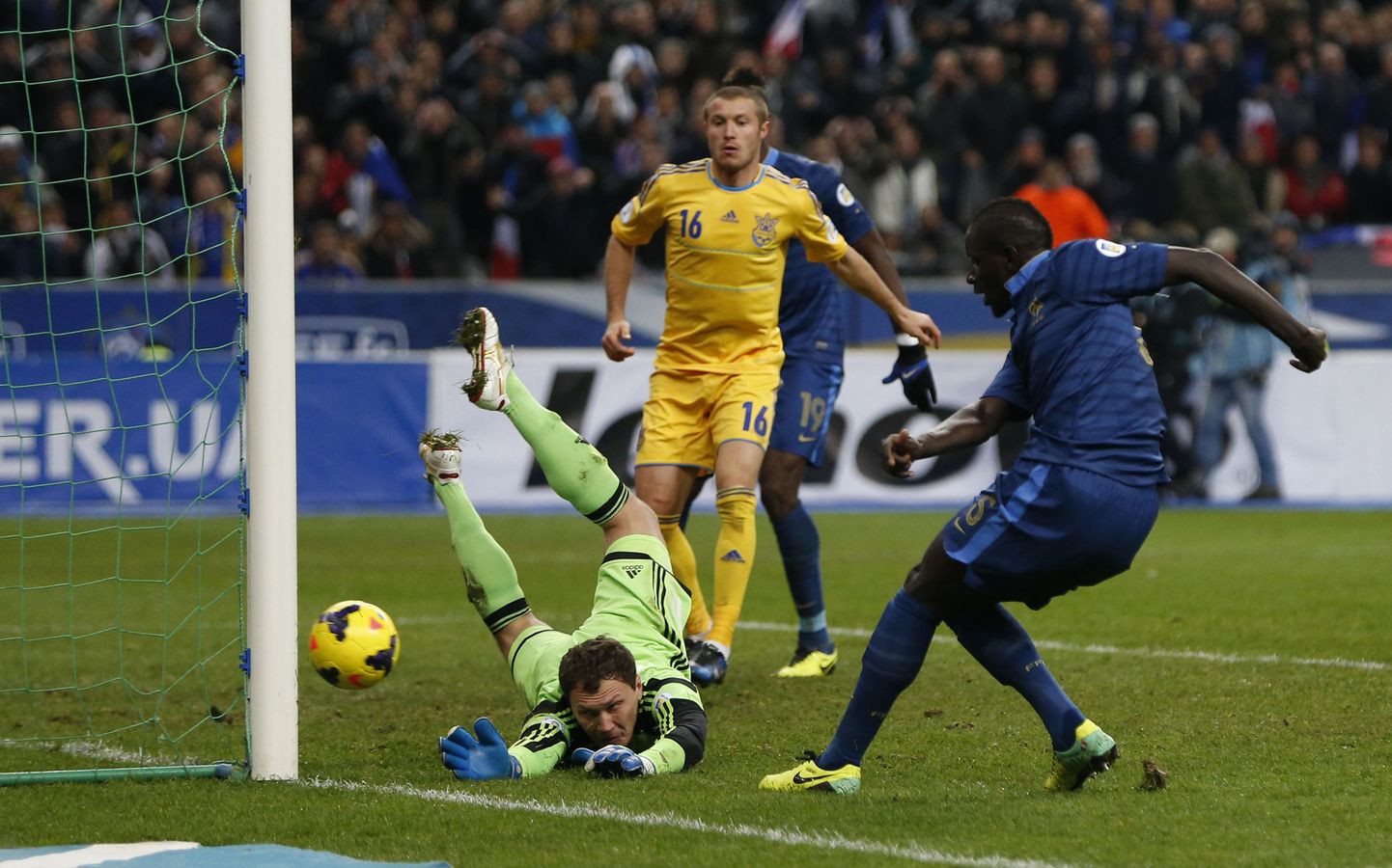 Сборная Франции забивает Украине первый мяч во втором стыковом матче.