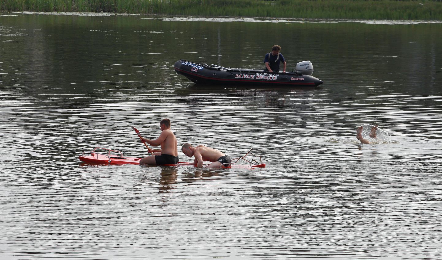 Paari minutiga õnnetuskohta jõudnud päästjatel ei õnnestunud ligi kolmveerandtunnise otsimise käigus vee alla kadunud noormeest leida.