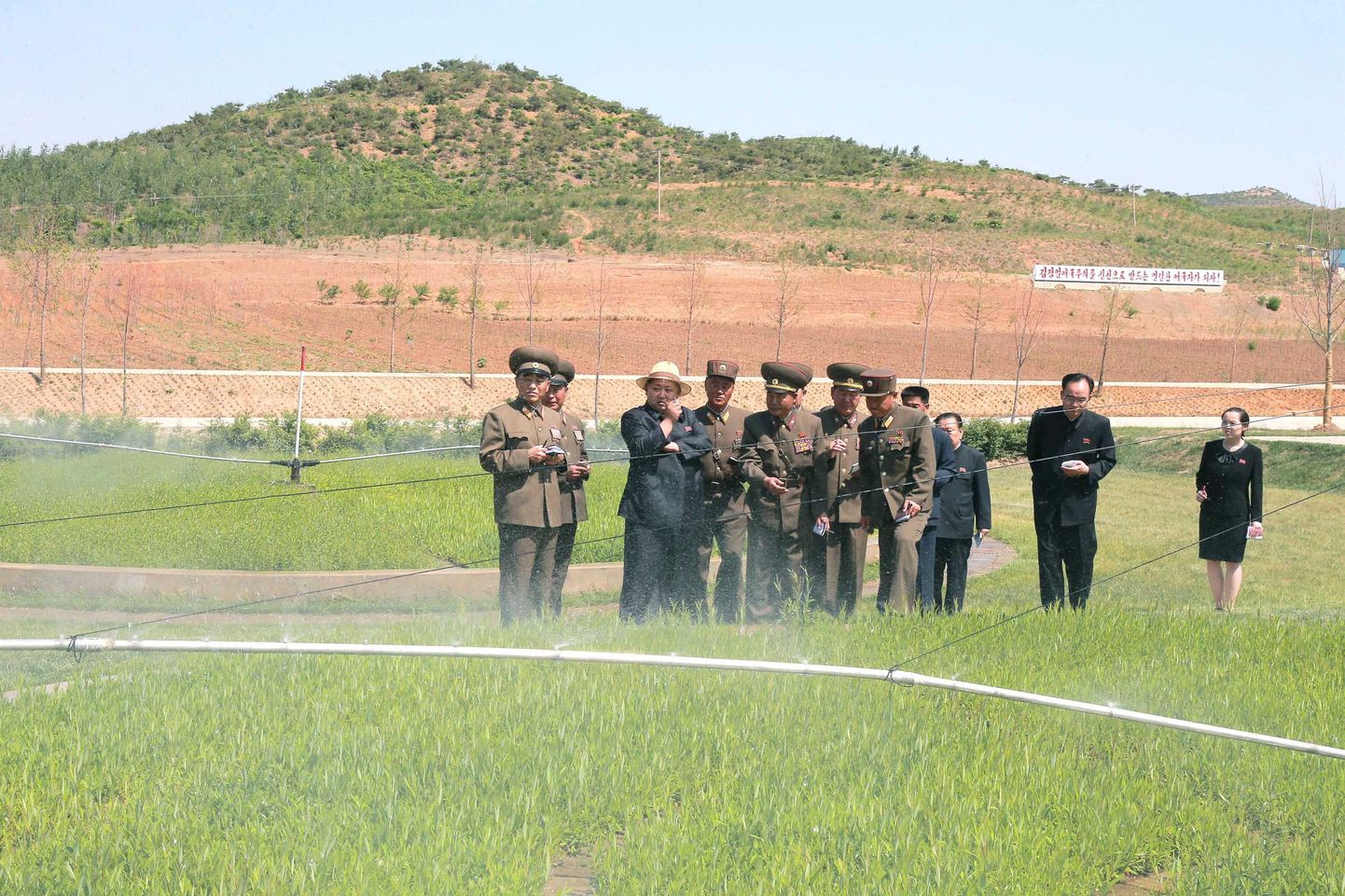 Põhja-Korea riigijuht Kim Jong-un koos saatjaskonnaga põlde inspekteerimas.