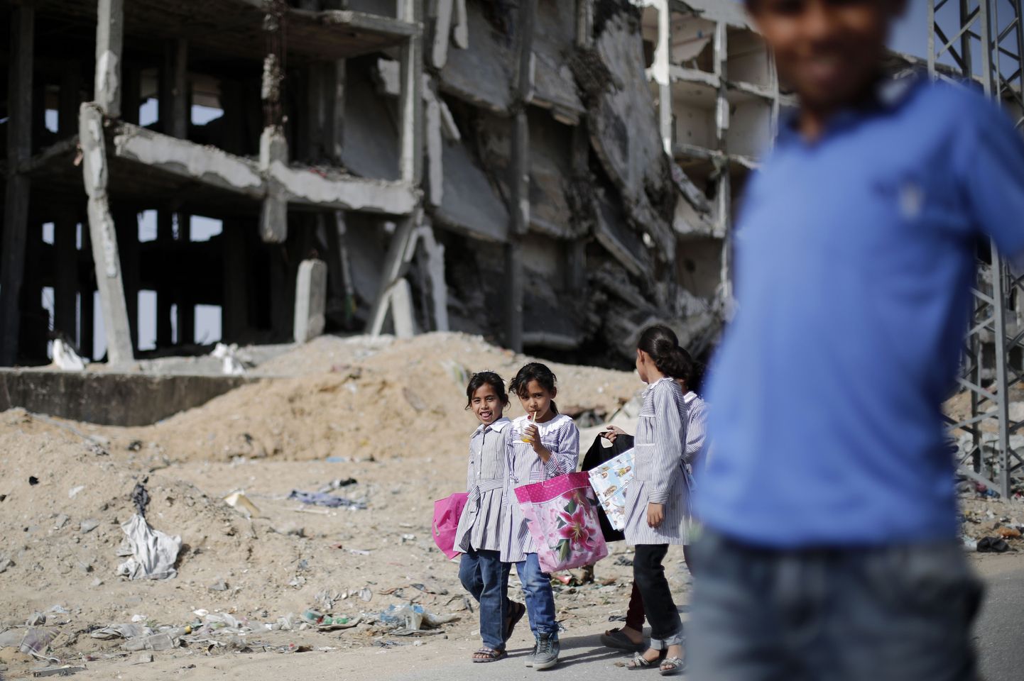 Palestiina koolilapsed Iisraeli mullustes rünnakutes hävinud hoonete ees.