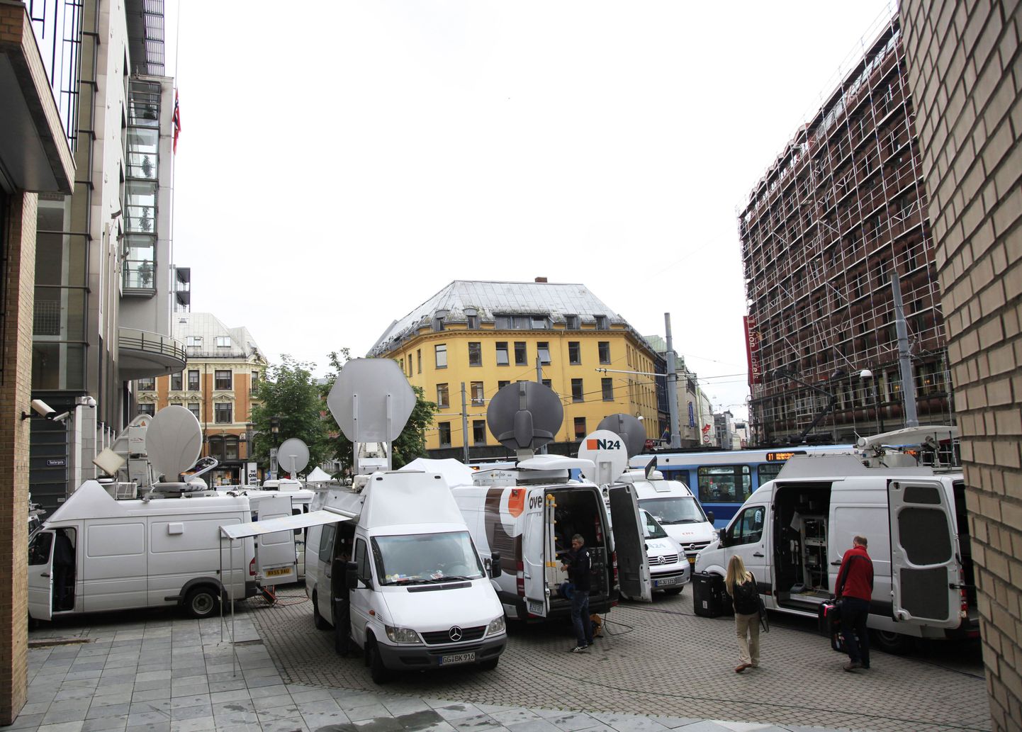 Anders Behring Breiviki kohtusaagat on veretöö julmuse ja ohvrite rohkuse tõttu saatnud meedia terav huvi. Pildil on erinevate meediaväljaannete esindajad Oslo kohtumaja ees.