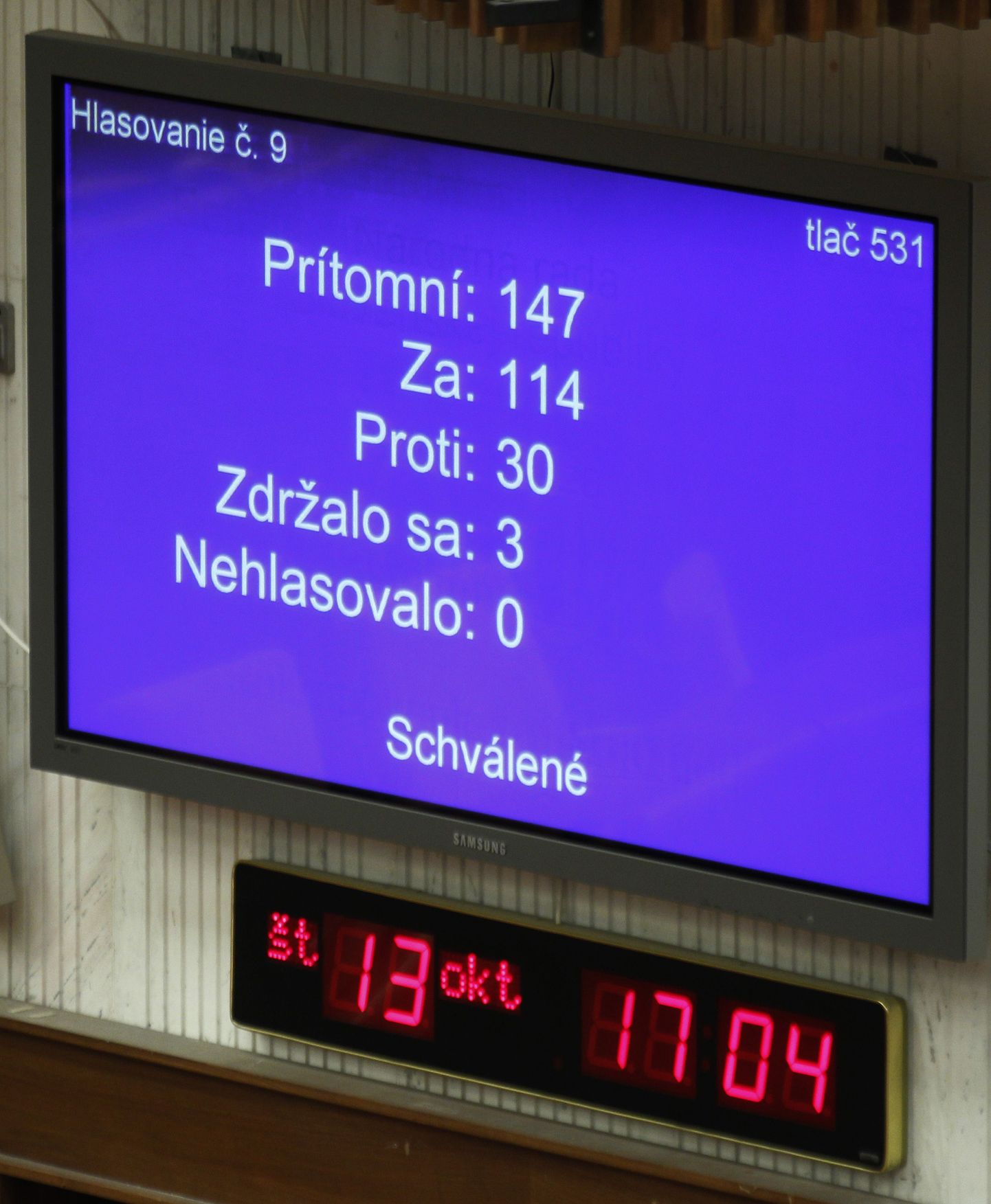 Slovakkia parlament hääletas EFSFi poolt alles neljapäeval, 13 oktoobril. Varasemal hääletusel päästemehhanism slovakkide poolehoidu ei saanud. Pildil neljapäevased hääletustulemused.