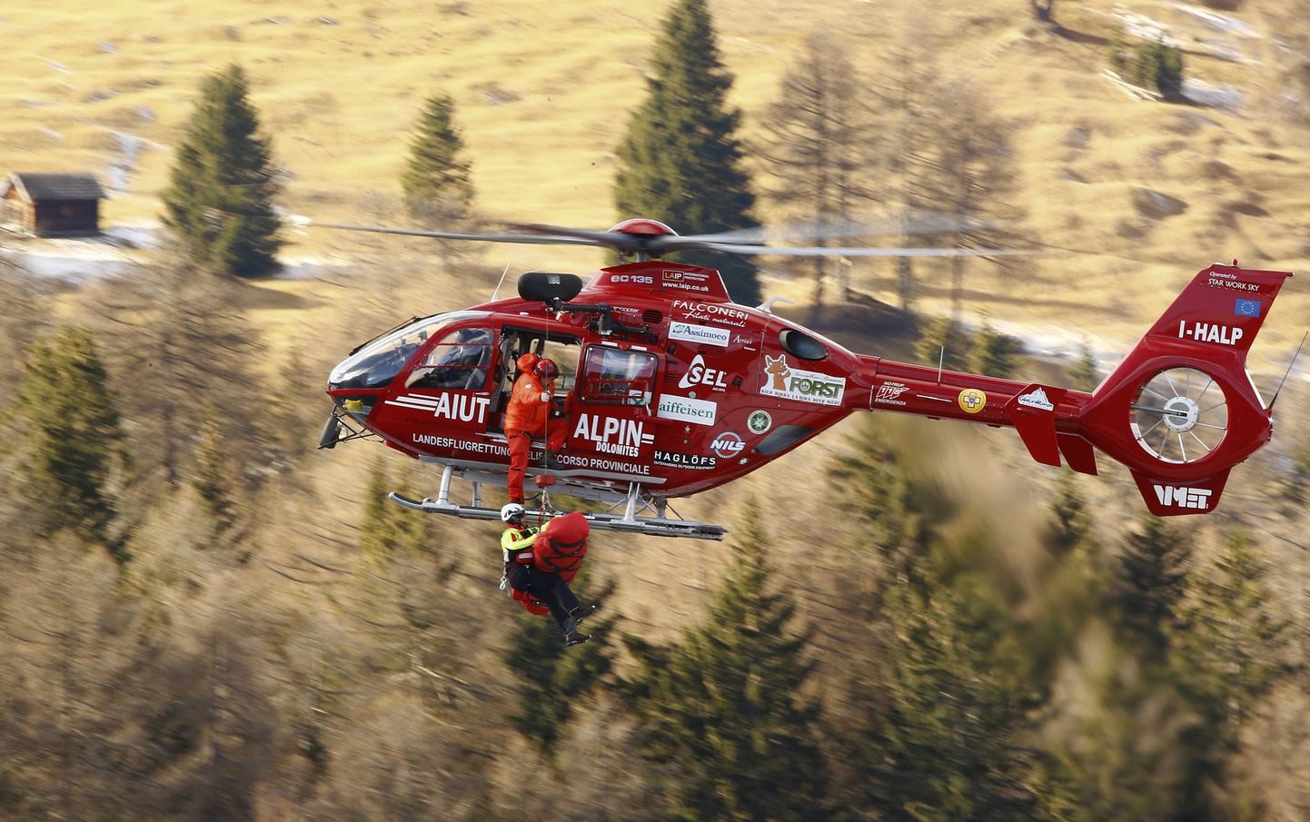 Raskelt kukkunud mäesuusataja Florian Scheiber toimetati helikopteriga haiglasse.