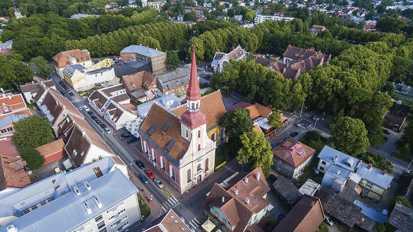 Eliisabeti kirik on üks Pärnu vanemaid ehitisi ja suuremaid vaatamisväärsusi, kuigi väärt vaadet ta oma seisukorra tõttu enam eriti ei paku.