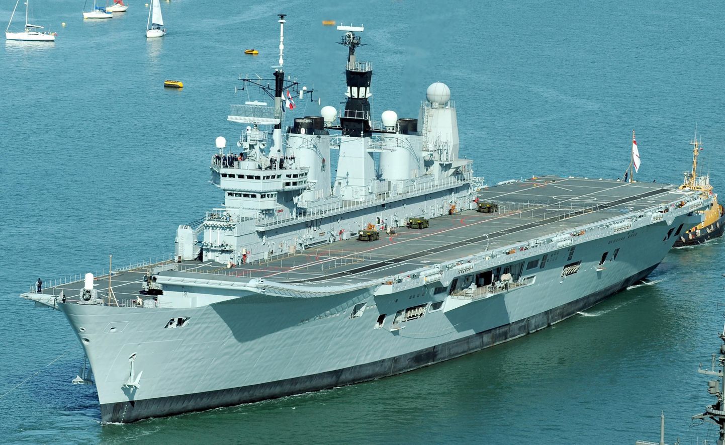 HMS Ark Royal примет участие в вывозе британских пассажиров с материковой Европы
