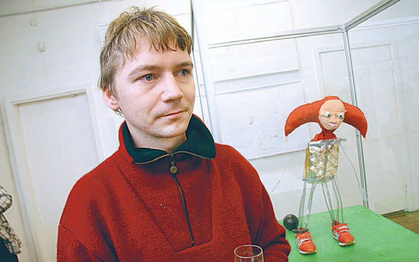 Jasper Zoova (vasakul) koos enda tehtud narrimütsis ja tossudes skulptuuriga Pärnus.