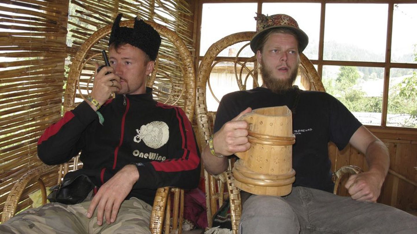 Svjata Vatra liikmed Ruslan Trochynskyi ja Kulno Malva Karpaatides muusikalisel ekspeditsioonil.