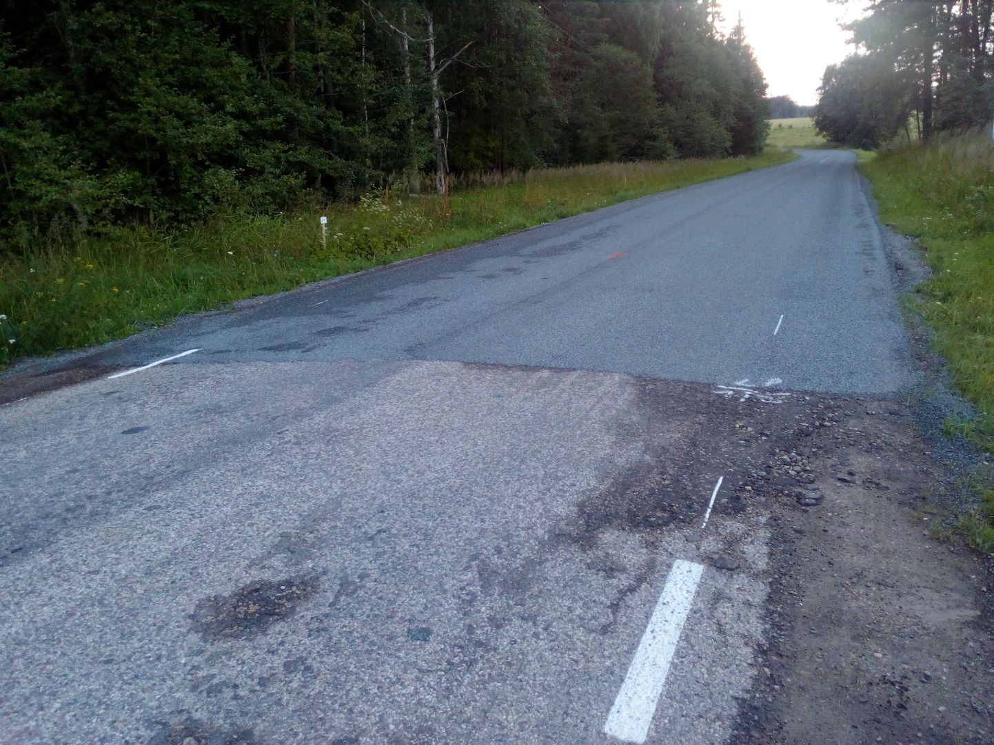 Vana Tartu-Võru maantee ehk Postitee. Pildil seni veel remontimata teelõik läheb üle remonditud teelõigule.
