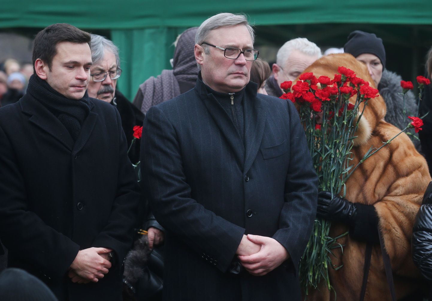 Opositsiooniaktivist Ilja Jašin (vasakul) koos endise peaministri Mihhail Kasjanoviga Nemtsovi matustel.