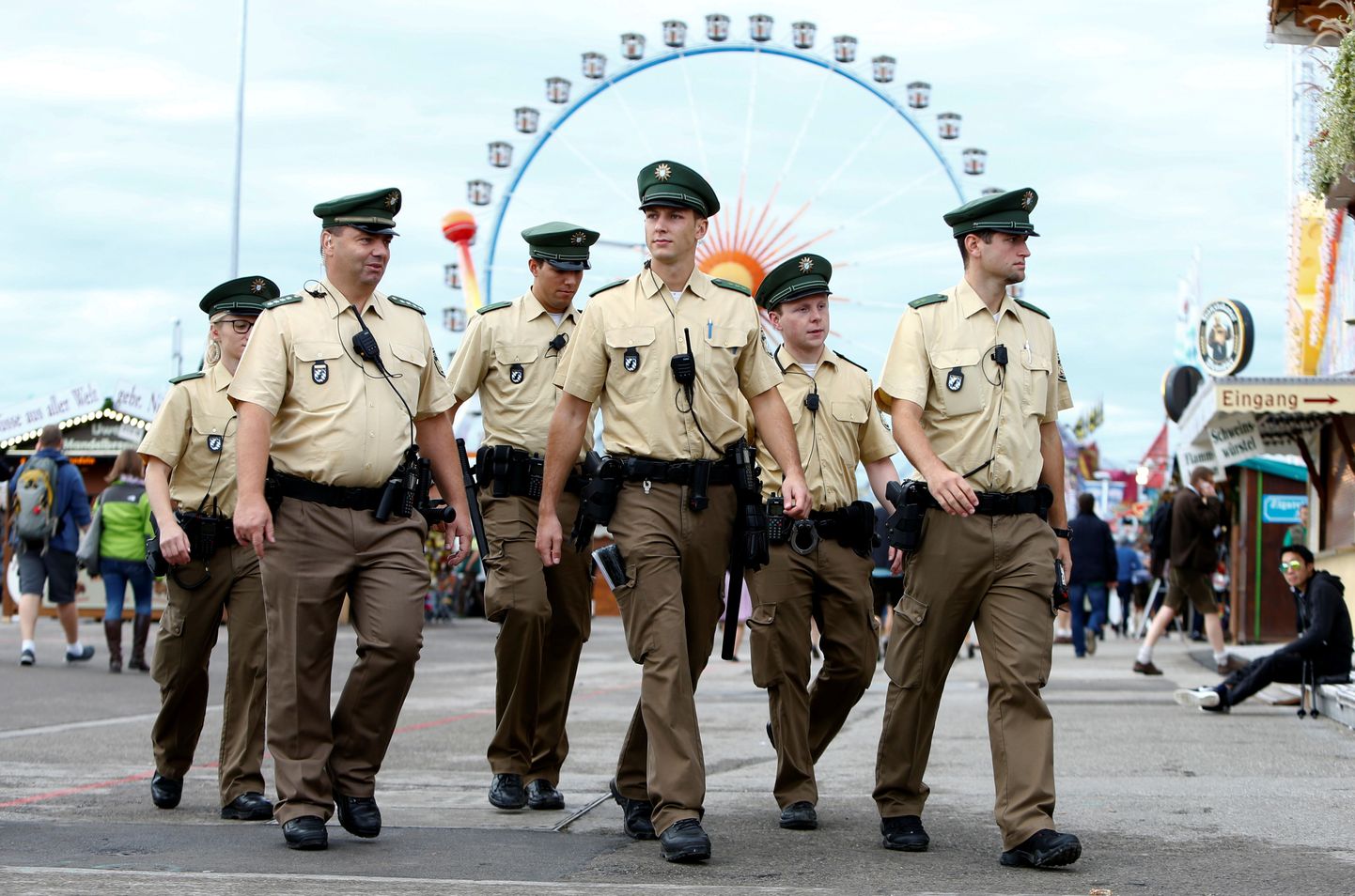 Saksa politseinikud patrullimas Oktoberfesti eelmisel aastal.
