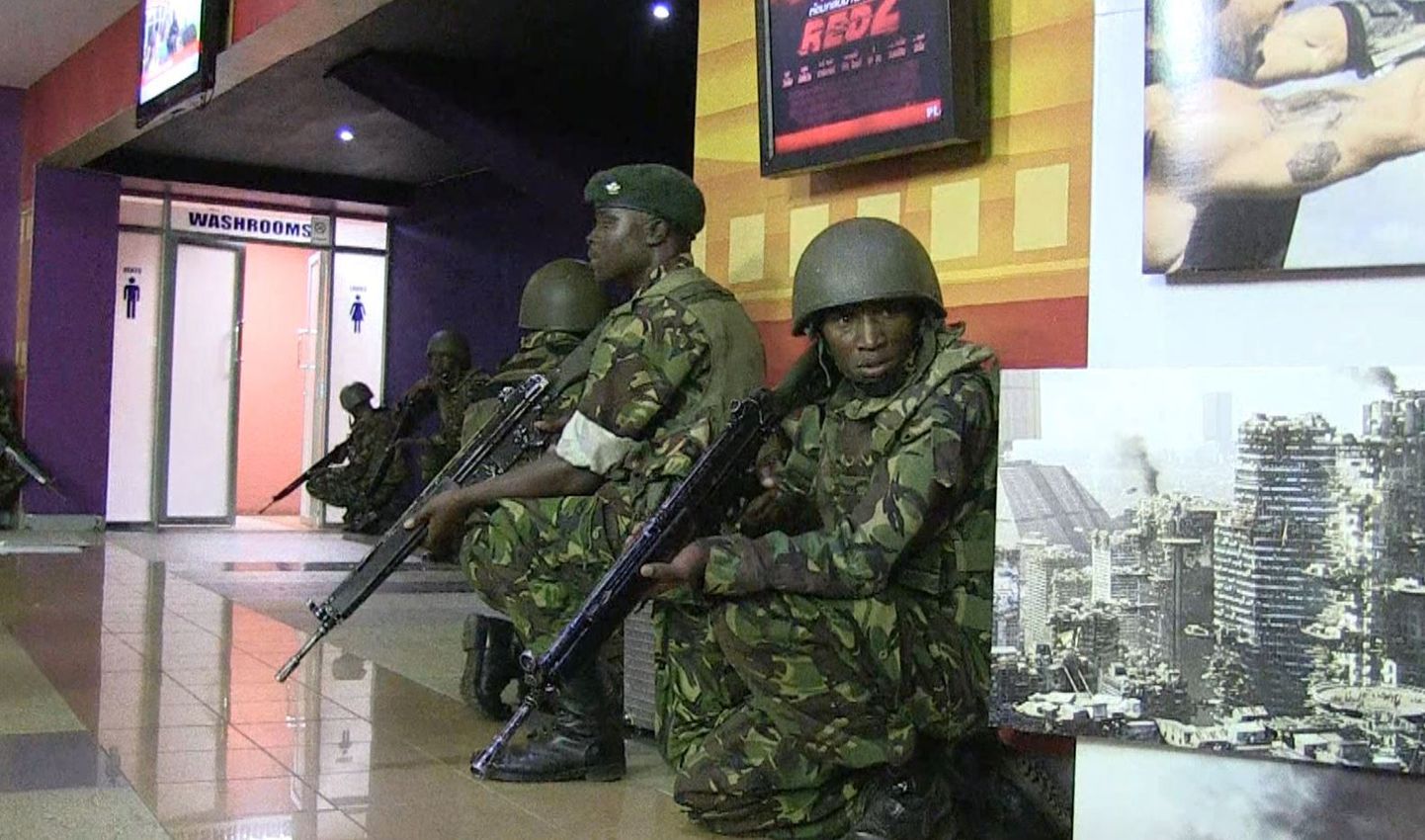 Кенийские солдаты в торговом центре, в котором удерживают заложников
