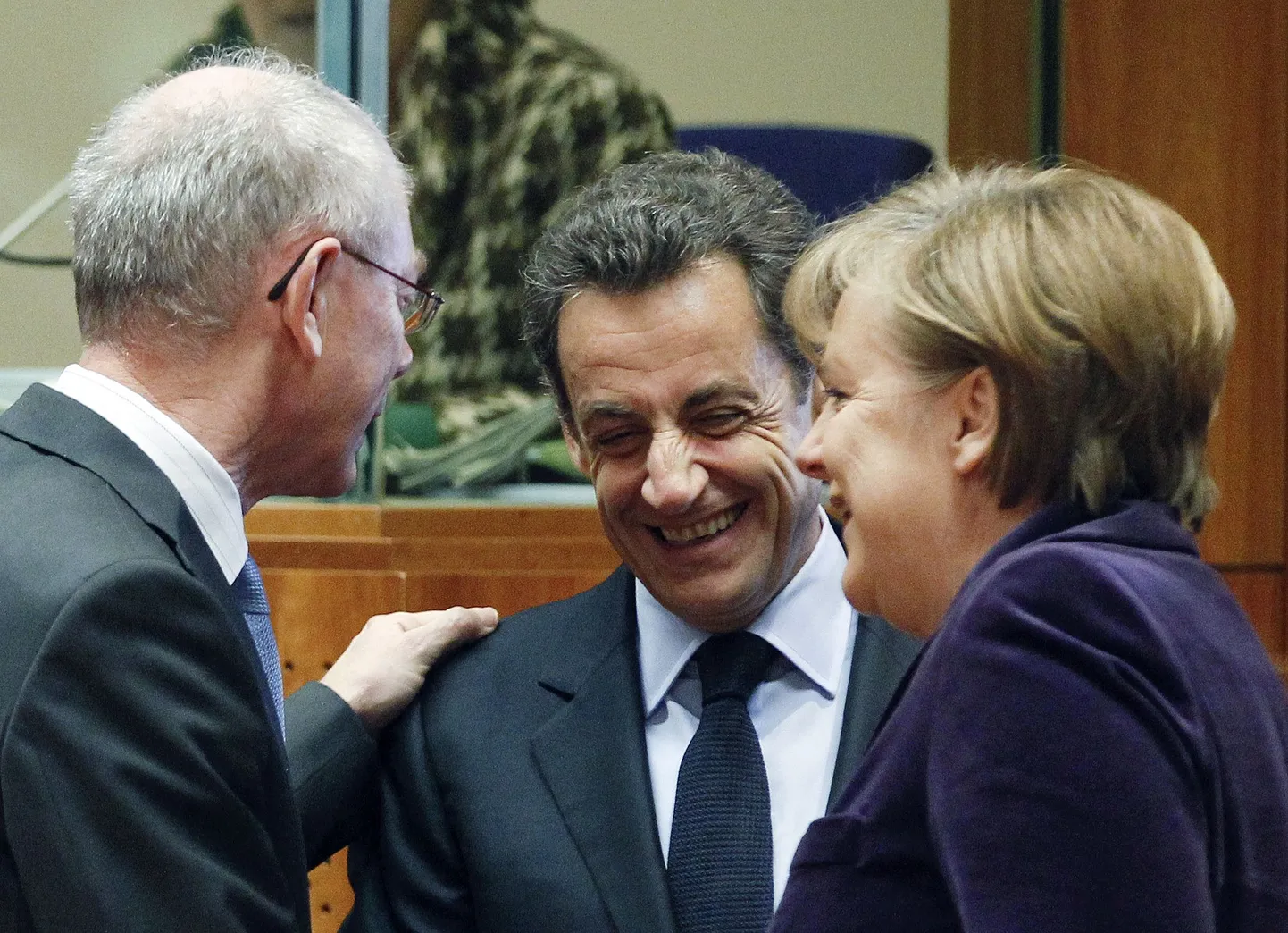 Президент Европейского Совета Херман Ван Ромпей (слева), беседует во время саммита ЕС в Брюсселе с лидерами Франции и Германии.