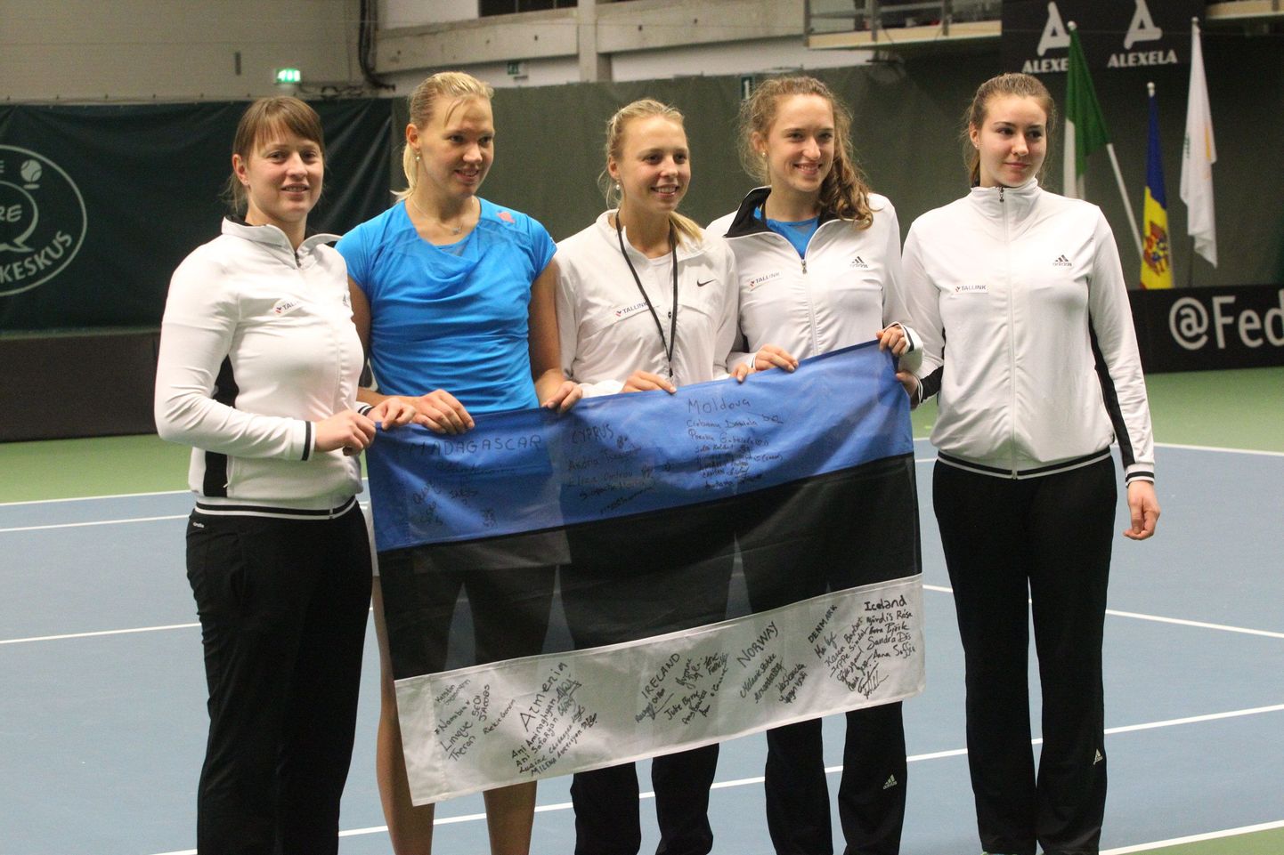 Eesti tennisenaiskond koosseisus Kaia Kanepi, Anett Kontaveit, Eva Paalma ja Tatjana Vorobjova tagas täna kodusel Fed Cupi Euro-Aafrika III tsooni turniiril pääsu kõrgemasse liigasse, kui poolfinaalis alistati Taani 2:0.
