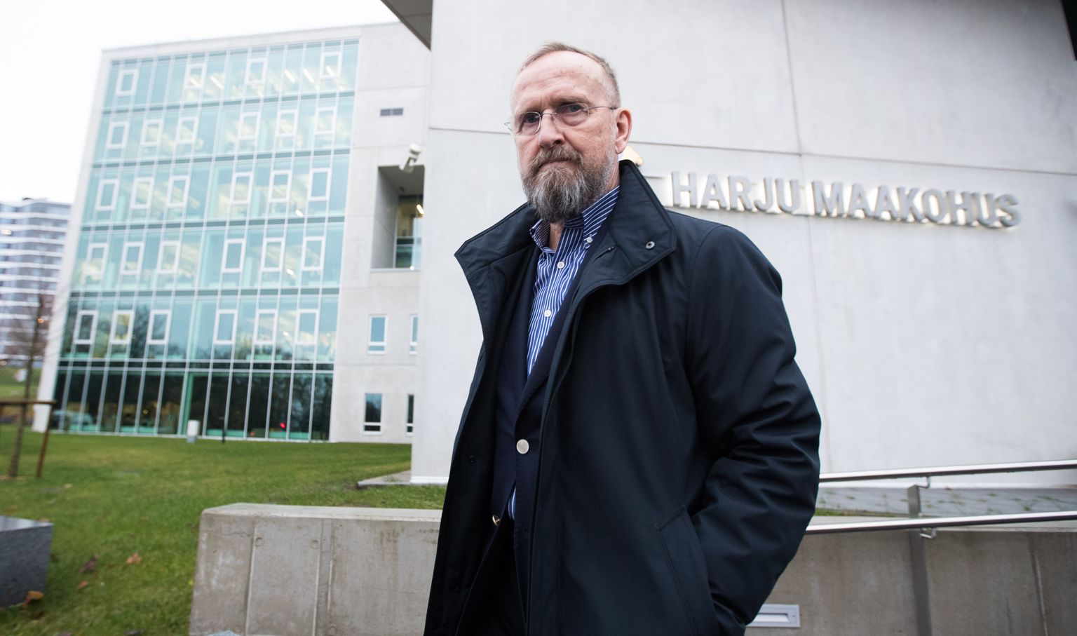 Mati Alaver 2019. aastal Harju Maakohtust väljumas.
