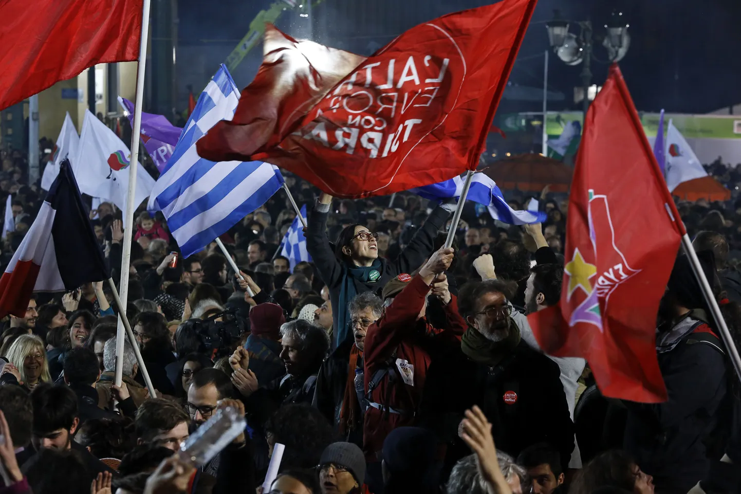 Vasakpoolse Syriza poolehoidjate rõõmupidu Ateenas, kus lehvisid nii erakonna- kui ka rahvuslipud.