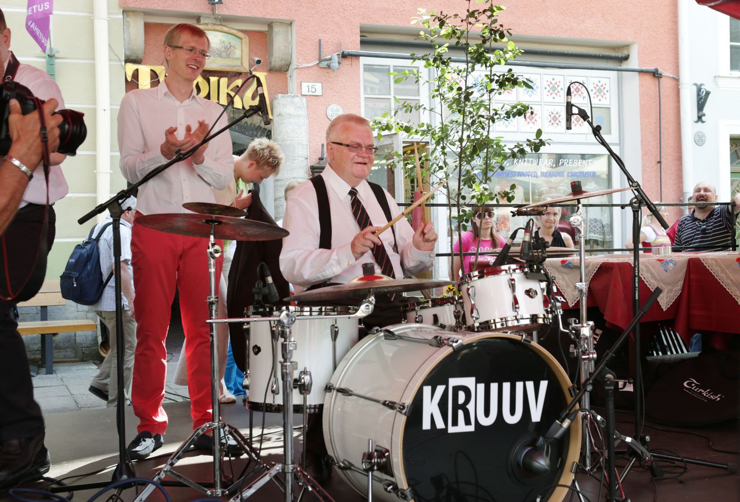 Kui suvel avati Raekoja platsil EÕM malevasuvi, kasutas linnapea Edgar Savisaar juhust, kui trummarit polnud, ja asus ise trummi mängima.