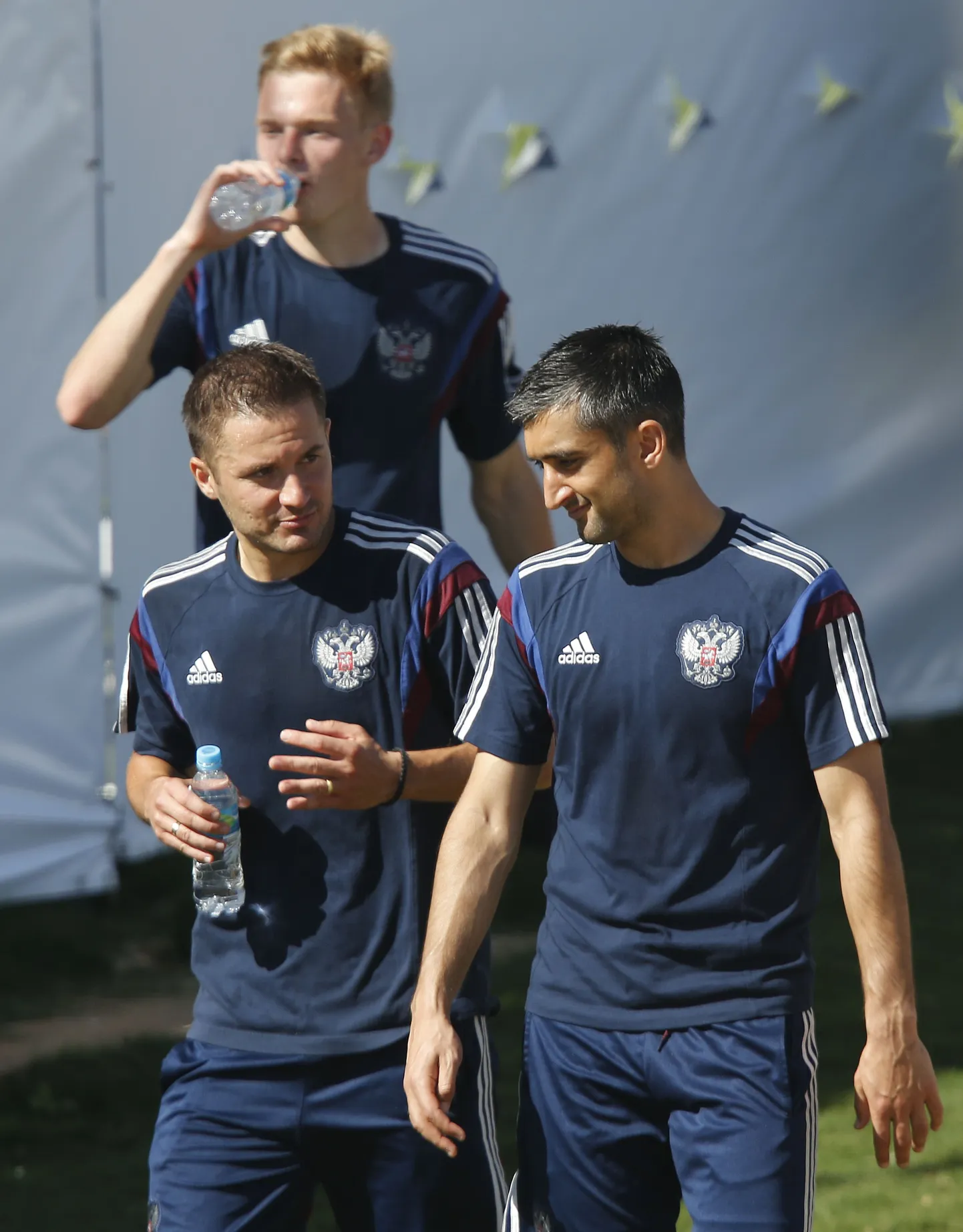 Виктор Файзулин (слева) во время тренировки сборной России в Бразилии.