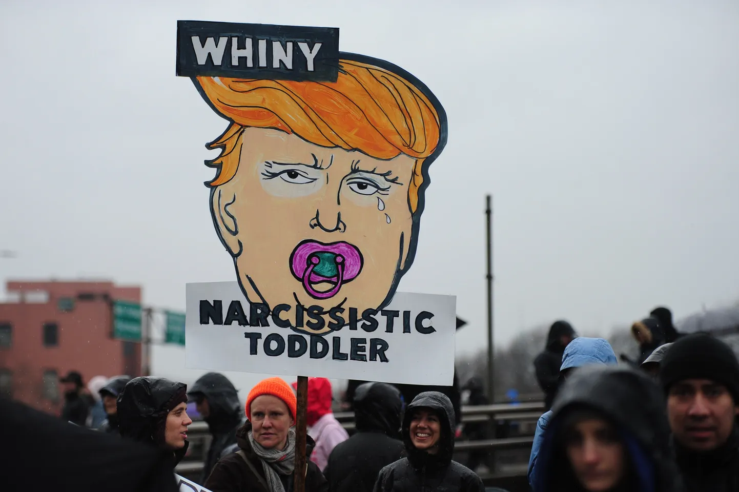 Meeleavaldajad Trumpi-vastase plakatiga.