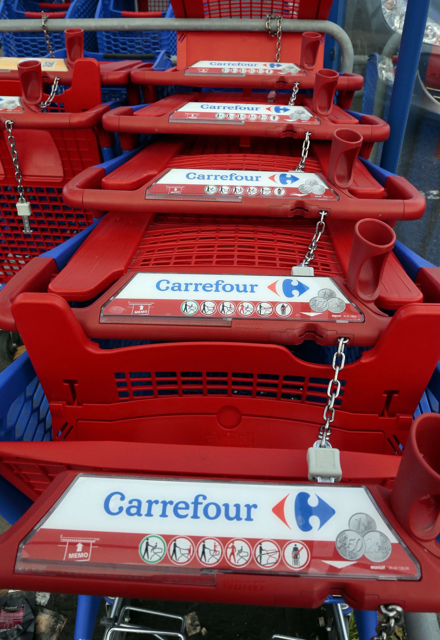 Prantsuse jaemüügiketi Carrefour logoga kärud.