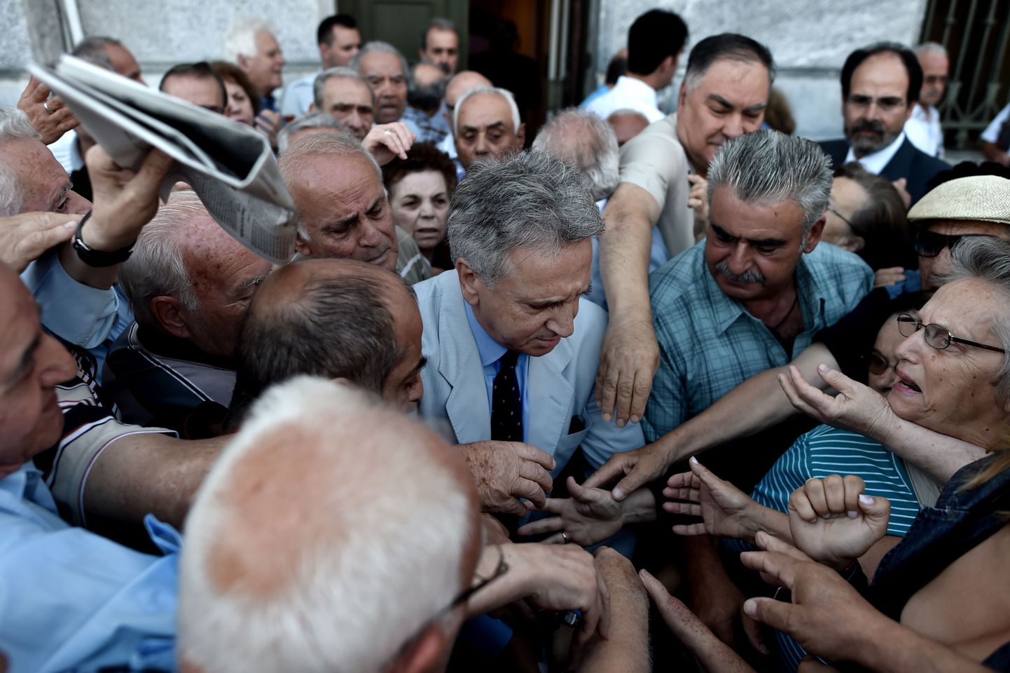 Kreeka pangad avasid täna uksed pensionäridele, kes saavad võtta välja kuni 120 eurot pensionit.