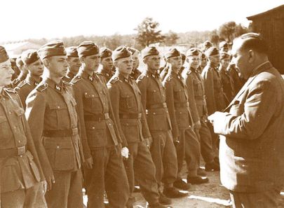 Eesti Omavalitsuse juht Hjalmar Mäe tervitab 20. Eesti SS-diviisi noorsõdureid. 1944. aasta.