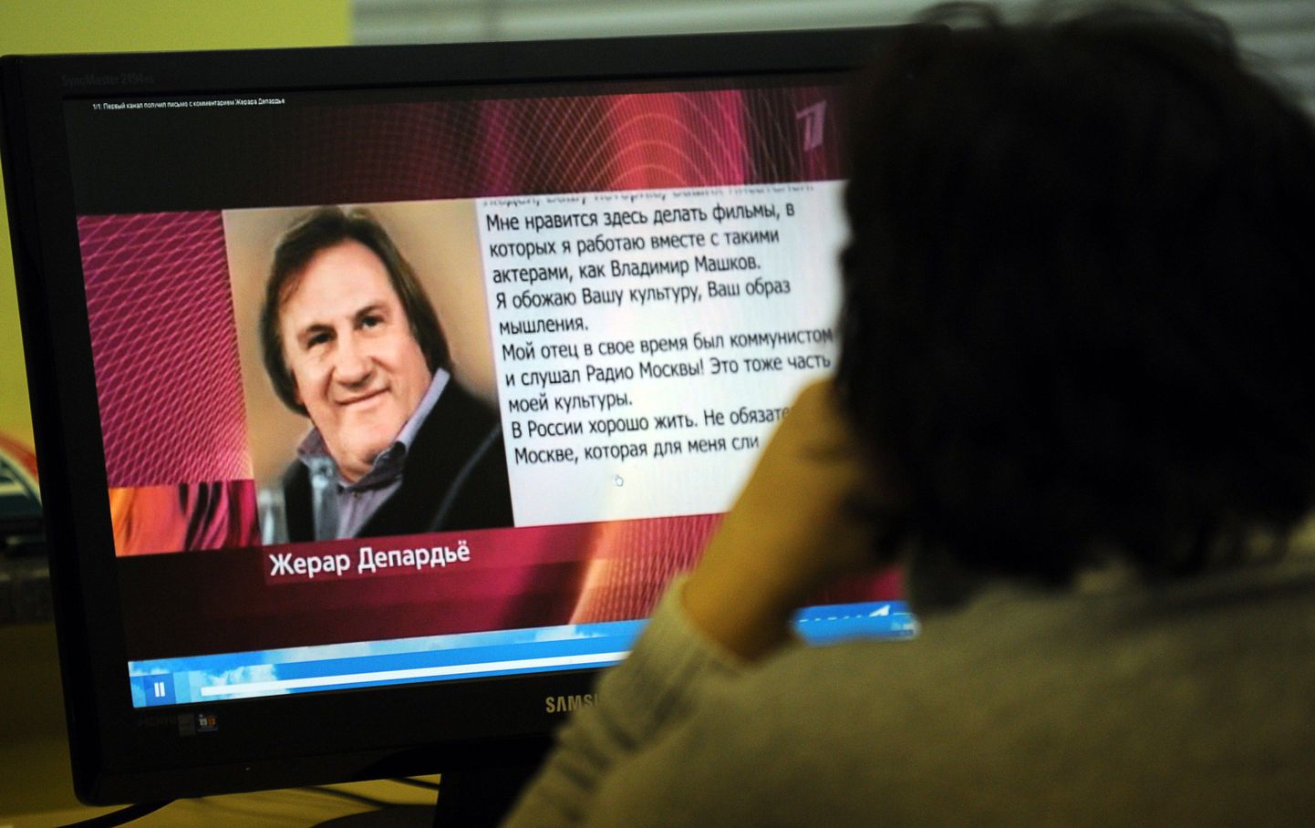 Naine vaatab Vene telekanali Pervõi Kanal internetisaiti, millel on näha Gérard Depardieu avalik kiri venelastele.