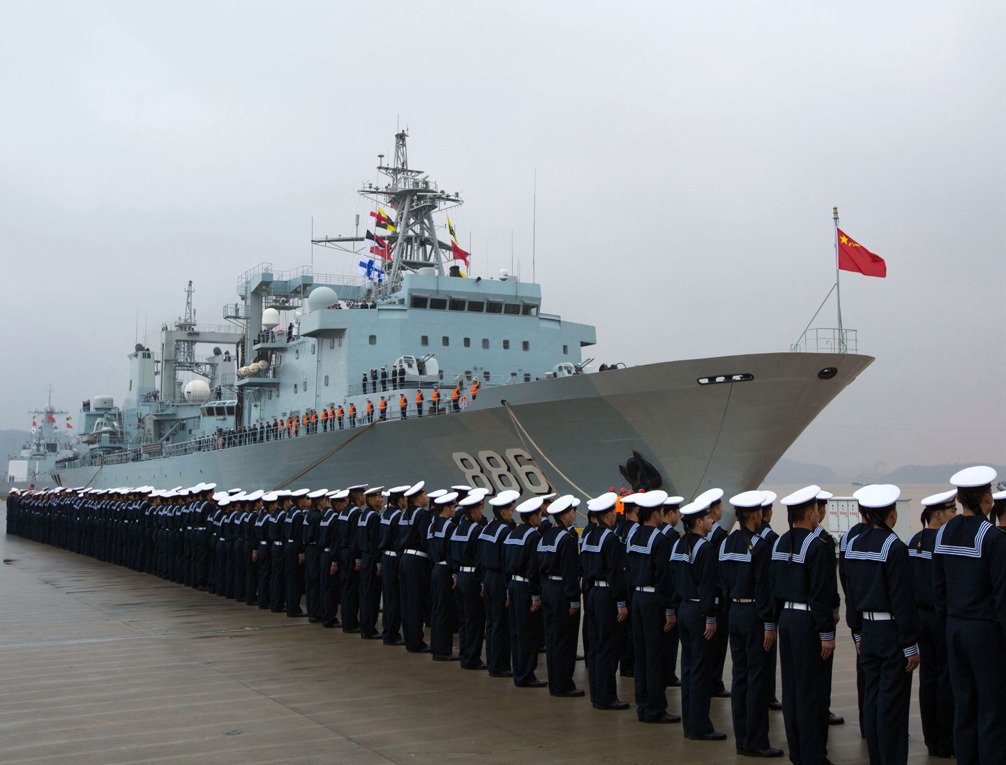 Hiina mereväelased on rivistatud üles Qiandaohu juurde Ida-Hiinas Zhoushani sadamas.