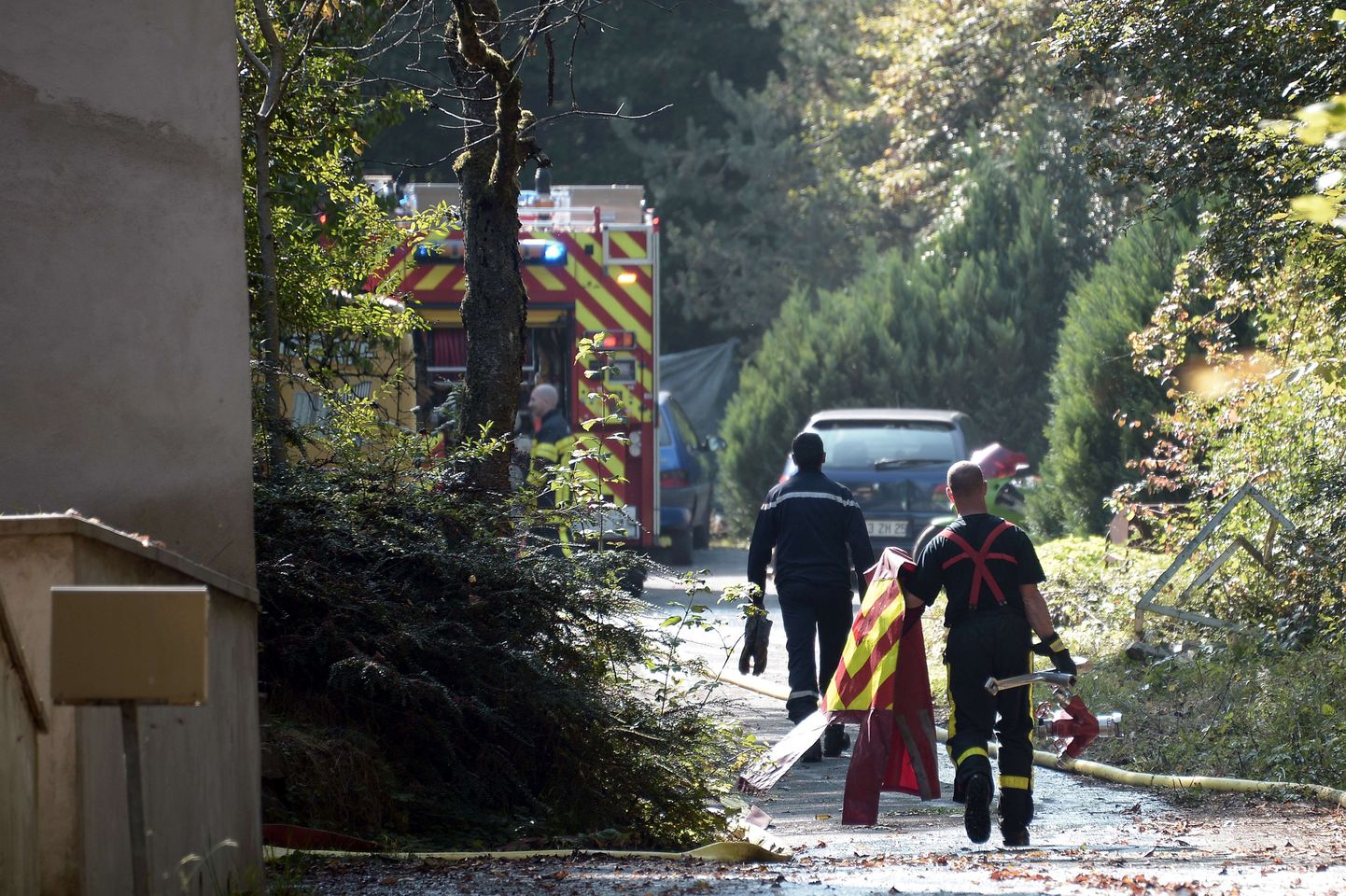 Tuletõrjujad õnnetuspaiga lähistel Ida-Prantsusmaal Bart'i küla juures.