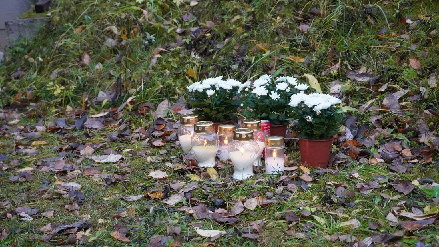 На месте гибели полицейского зажгли свечи.