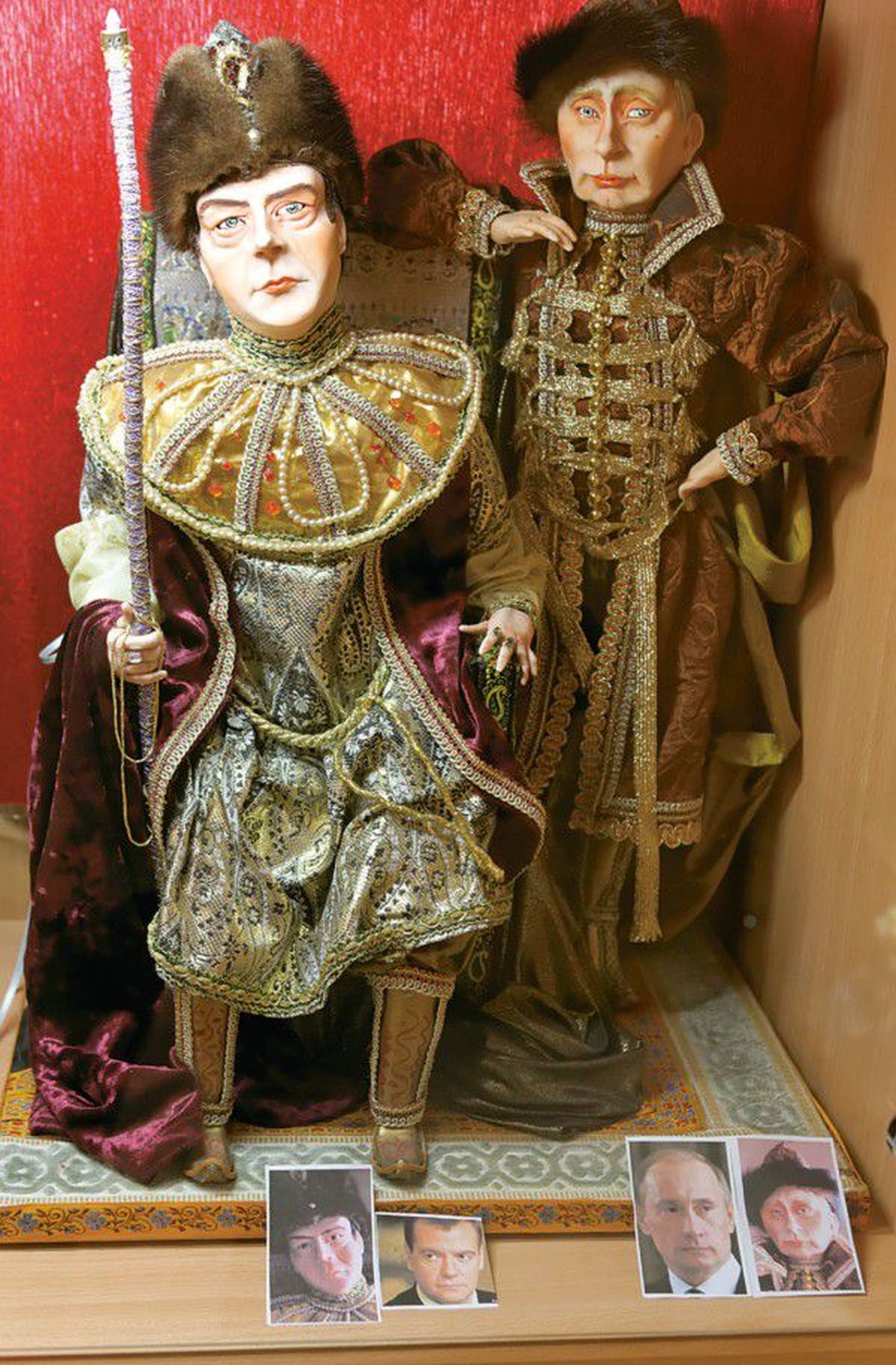 В коллекции королевства авторских кукол есть куклы известных персон, например, президента России Дмитрия Медведева и премьер-министра РФ Владимира Путина.